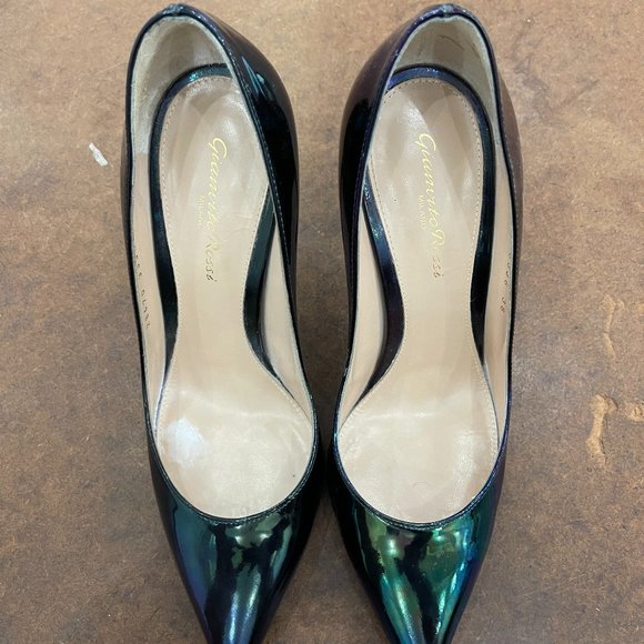 💙 HOST PICK 💙 Gianvito Rossi iridescent leather pumps - Picture 7 of 9